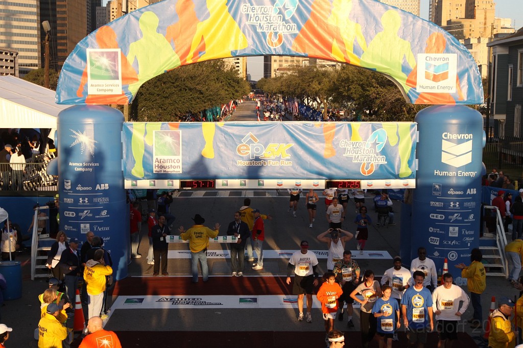 Houston ep5K 2009 1408.jpg - Just a couple yards to go.....